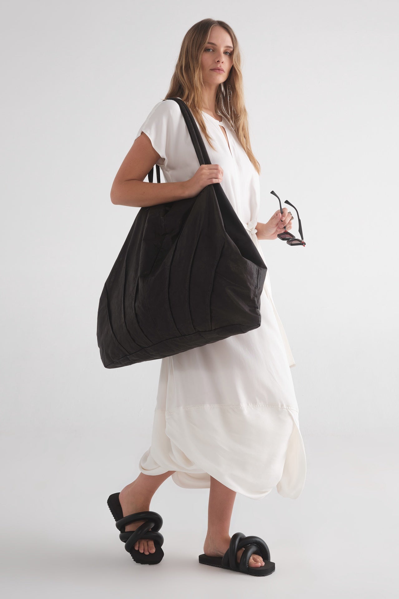 Basis Tote - Black Leather in Black