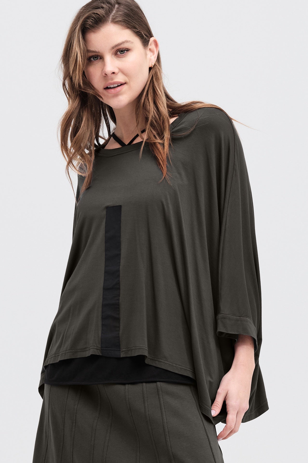 Opposing Tee - Tarmac/black in Brown