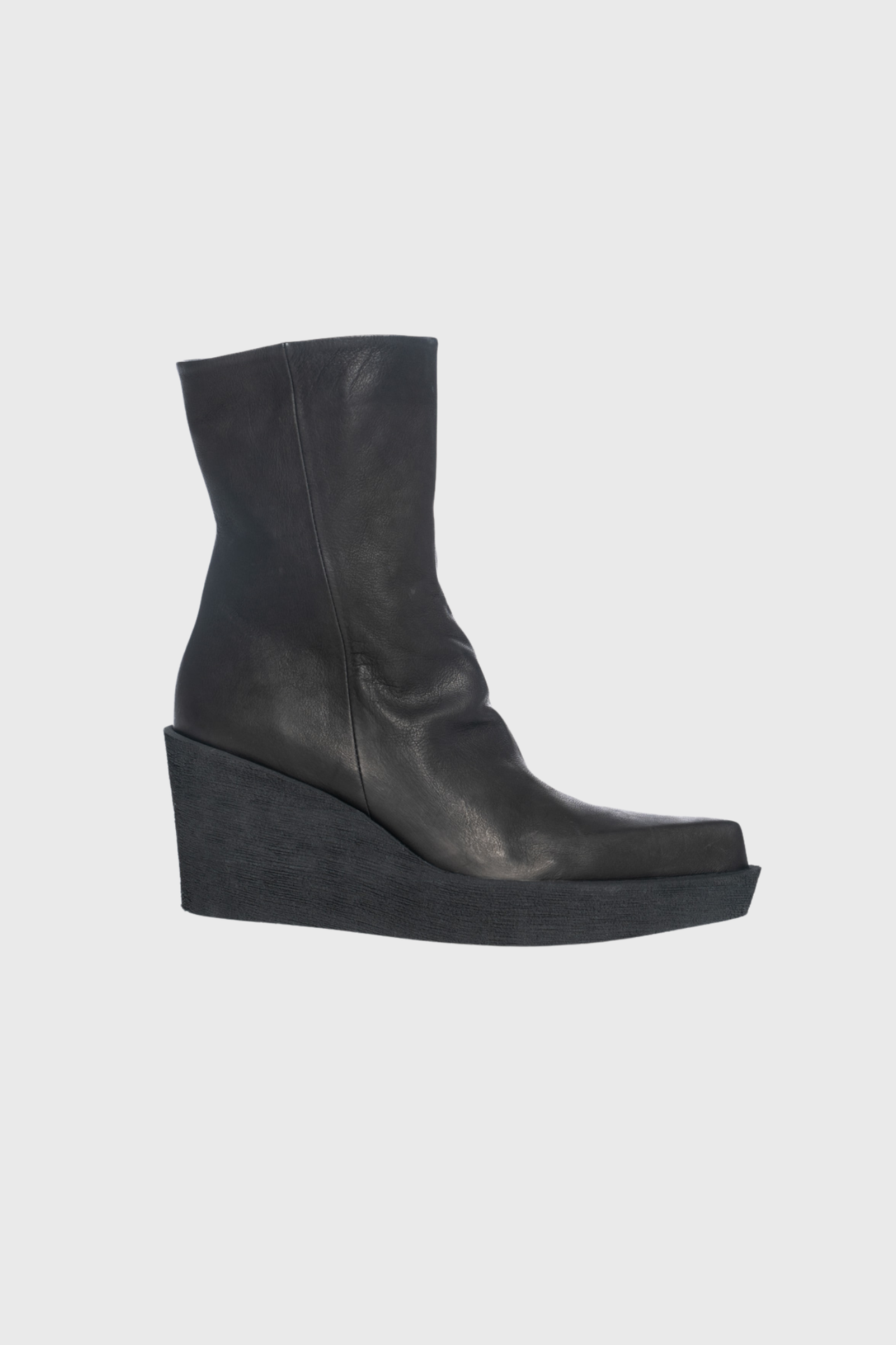 Point Landing Boots - Black in Black