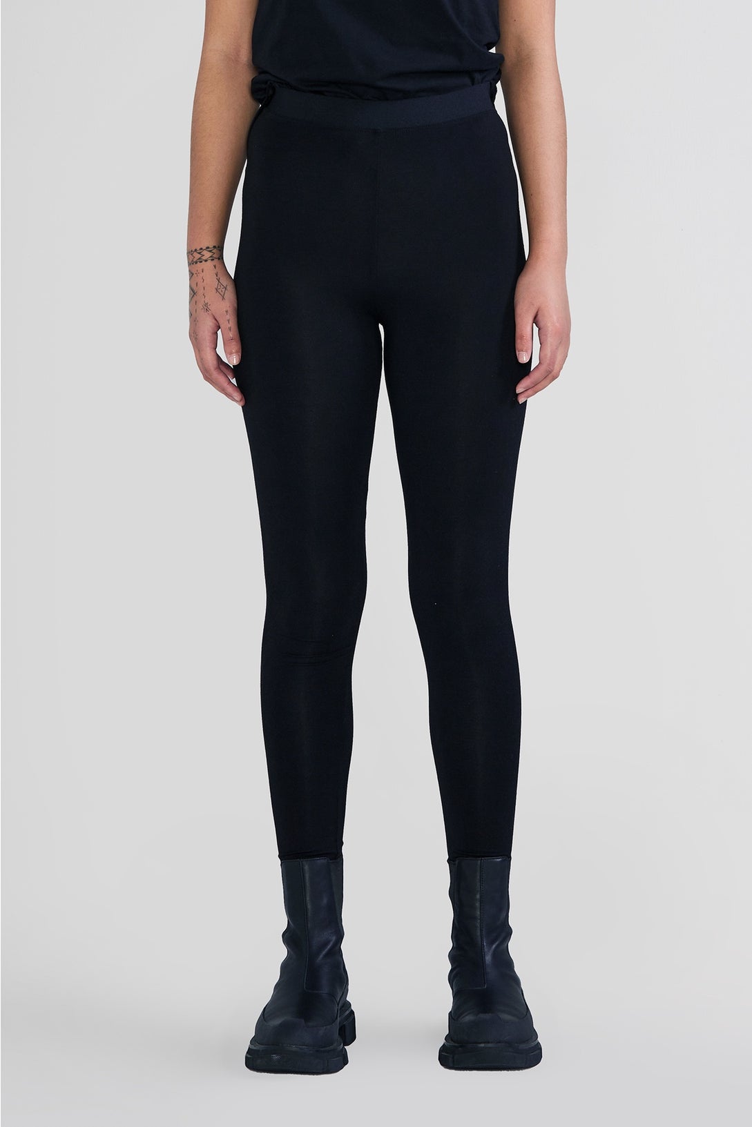 Raised Intensify Legging - Black in Black