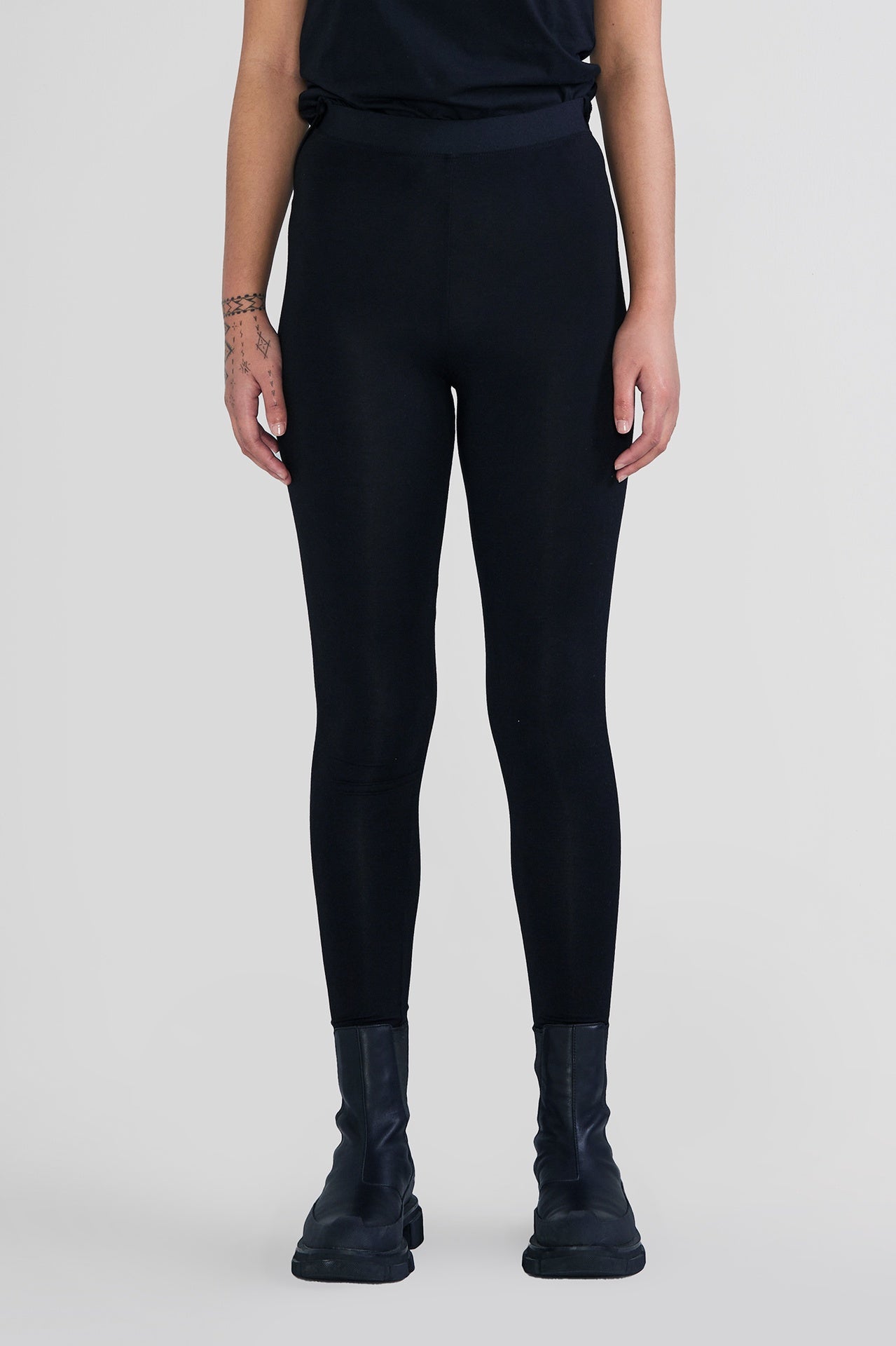 Raised Intensify Legging - Black in Black