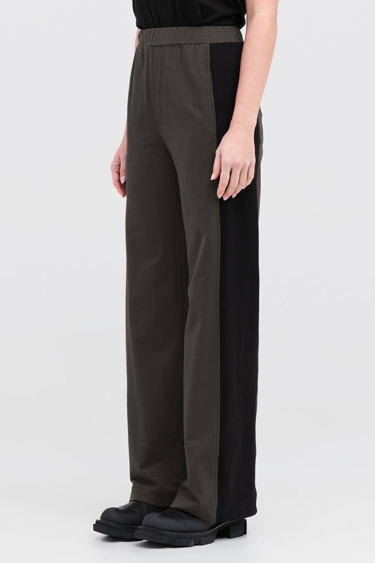 Reversed Chute Pant - Tarmac/black in Brown